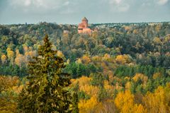 Turaidan linna Siguldassa kylpee syksyn ruskan väreissä. Kuva: Reinis Hofmanis / Latvia Travel.