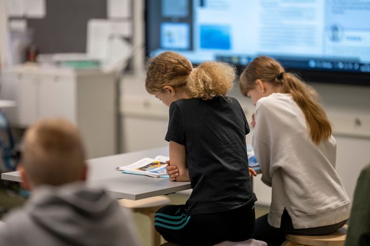 Espoolaisia koululaisia keskittymässä tehtävään luokkahuoneessa.