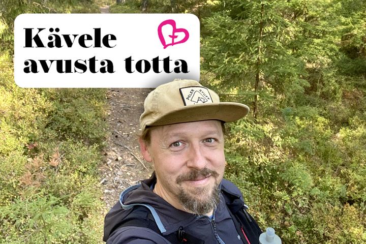 Heikki Lehti hymyilee metsäpolulla lippis päässä. Kuvan päällä Yhteisvastuun sydäntunnus ja teksti Kävele avusta totta.