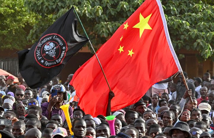 Turning away from the West towards Russia and China: Supporters of Niger's National Council of Safeguard of the Homeland (CNSP) wave the Chinese flag and flag bearing the logo of private military Company Wagner, in Niamey on September 16, 2023. (Photo by AFP/DNA) / More information via ots and www.presseportal.de/en/nr/174021 / The use of this image for editorial purposes is permitted and free of charge provided that all conditions of use are complied with. Publication must include image credits