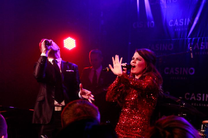 Osmo Ikonen ja Saara Aalto tähdittivät uuden Veikkauksen kunniaksi järjestettyä tilaisuutta Casino Helsingissä.