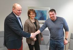 Tampereen Markiisin Matti Salminen ja Minna Pälä sekä Terasolarin Mark Bell sopivat yrityskaupasta, joka laajentaa Tampereen Markiisin kokonaispalvelua.