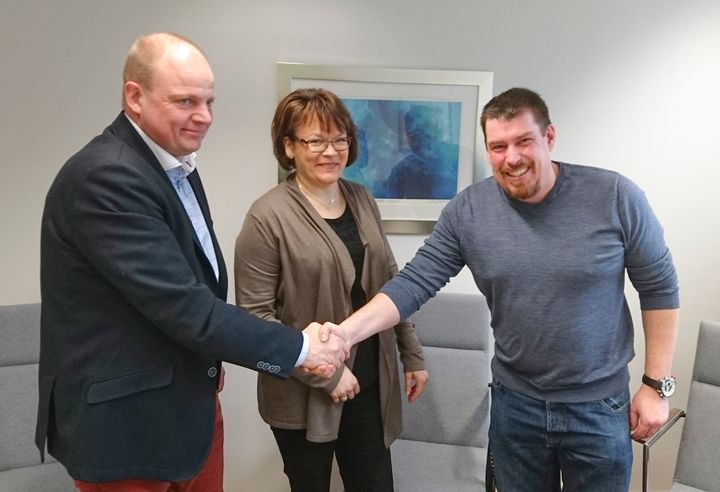 Tampereen Markiisin Matti Salminen ja Minna Pälä sekä Terasolarin Mark Bell sopivat yrityskaupasta, joka laajentaa Tampereen Markiisin kokonaispalvelua.