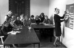 NNKY:ssä järjestetään erilaisia koulutuksia tytöille ja naisille. Kuva vuodelta 1963.