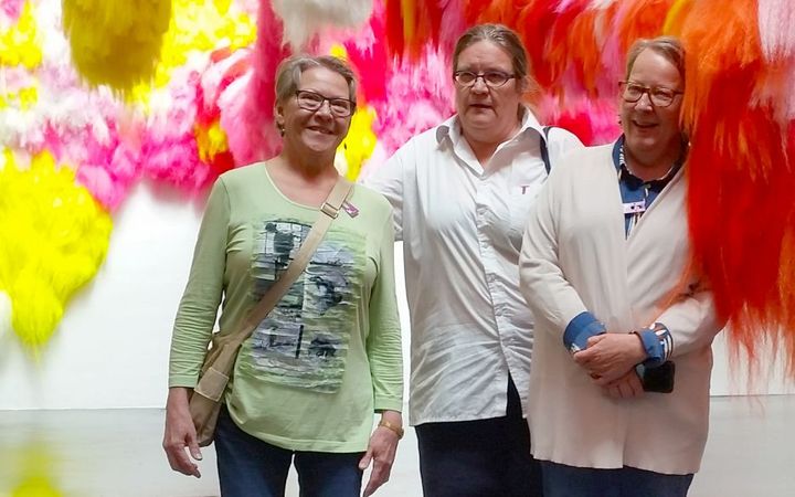 Hilkka Ropponen (kuvassa vas.), Pirjo Salo ja Riitta Kankaanpää kiersivät kesäisessä Helsingissä museoita, jotka ovat ratikkareittien varsilla ja lähettivät perinteiset postikortit jokaisesta museokohteesta.