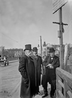 The Helsinki Antiquities Board on the Pitkäsilta Bridge, 1907. Photo credit: Reinhold Hausen / Helsinki City Museum