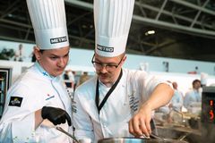 Suomea Bocuse d’Or -kokkikilpailun finaalissa edustava Ismo Sipeläinen ja hänen assistenttinsa Johan Kurkela ovat harjoitelleet kisaa varten päätoimisesti jo yli vuoden ajan.