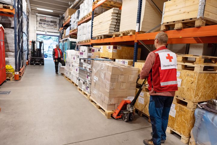 I Finlands Röda Kors logistikcenter i Kalkku i Tammerfors lagras biståndsmaterial för krissituationer. Bild: Laura Vesa / Finlands Röda Kors