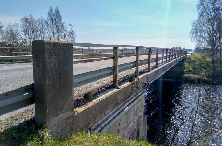 Lapväärtinjoen silta (kuvassa) Kristiinankaupungissa tullaan uusimaan vuonna 2022, sillä vanhan sillan kunto on huono ja silta on liian kapea nykyiselle liikenteelle. Myös Joksholman silta Pedersöressä tullaan uusimaan.