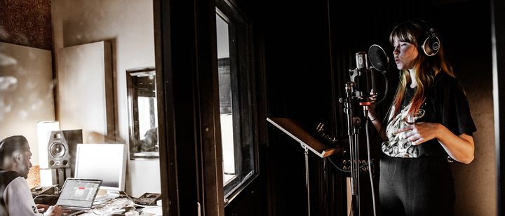 Kuva: Julius Töyrylä. Saksalainen tuottaja Choukri ja Maiju Lindell Music Finlandin Song Hotel 2019 -leirillä. Kuvaa saa käyttää vain Riikka Hiltusen tutkimuksen uutisoinnissa.