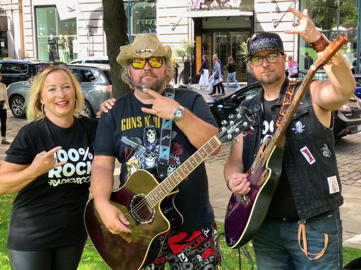 Kotkalaiset Annemari Laine ja Iiro Mäittälä soittivat kadulla rockia Kellokoskelta saapuneen Vesa Eerolan kanssa. Yhteissoitto lähti käyntiin saumattomasti, vaikka kokoonpano kasattiin juuri ennen esitystä Helsingin Esplanadinpuistossa. Kuva: Samuel Sorainen