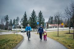 Kävelijät ja pyöräilijä kevyen liikenteen väylällä. Kuva: Liikenneturva/Nina Mönkkönen