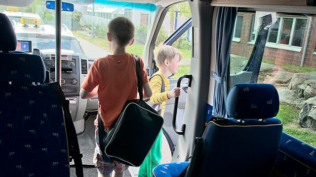 Lapsia poistumassa koulukyydistä. Kuvan henkilöt eivät liity tiedotteessa mainittuihin tapauksiin.