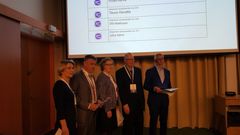 Ansiomerkkien saajat vasemmalta alkaen kultaiset ansiomerkit saaneet Tarja Hailikari ja Olli-Heikki Kyllönen, hopeiset ansiomerkit saaneet Pirkko Harsia, Tauno Hovatta ja Juha Salmi. Kuvasta puuttuu Olli Mattsson, joka oli estynyt osallistumaan tilaisuuteen.