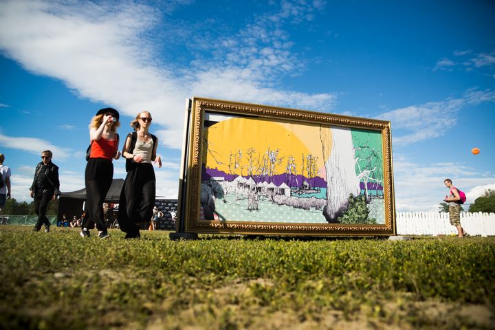 Ruisraami: Vuoden 2016 Ruisrockin aikana kuvataiteilija Johanna Sinkkonen sketchaili ympäri festivaalialuetta. Näiden luonnosten pohjalta taiteilija laatii kuvajatkumon, joka sai ympärilleen massiiviset kultakehykset.