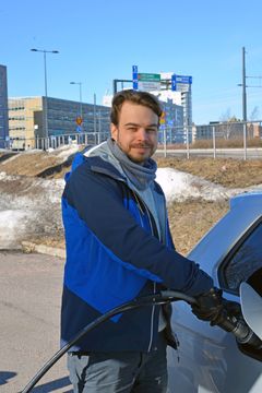 Juhani Piekkalas fulla tank med biogas kostade 31 euro på tankstationen i Vermo.  

”Bilbeståndet elektrifieras inte i en handomvändning. Gasbilen är ett kostnadseffektivt alternativ för den ekologiska bilisten.”  

I Esbo kan man tanka biogas även i Finno och Gloms. Bild: Petja Partanen