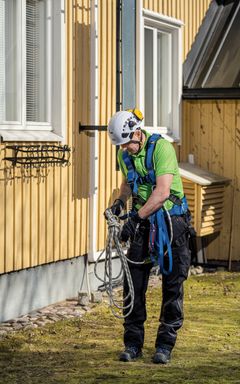 – Työturvallisuuslaki määrittää, että jos työskentely on sellaista että kokee joutuvansa vaaratilanteeseen, on oikeus kieltäytyä, painottaa Vesivekin kattoturvakouluttaja Pasi Saarinen.
Korkealla työskentelyyn liittyy aina putoamisen riski.