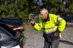 Kalevi Laine har till uppgift att inspektera fordon som har varit inblandade i kollisioner och försöka utreda om olyckan till exempel har berott på ett tekniskt fel. Foto: Sami Peltoniemi.