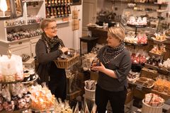 "Suklaasiskot" Hanne Tuori-Kalliokoski (vasemmalla) ja Ulla Tuori kuuluvat yli 500 yrittäjän joukkoon, jolle #pelastetaankauppa-kampanja on tarjonnut ilmaisen verkkokaupan. Kuva: Tallipihan Suklaapuoti