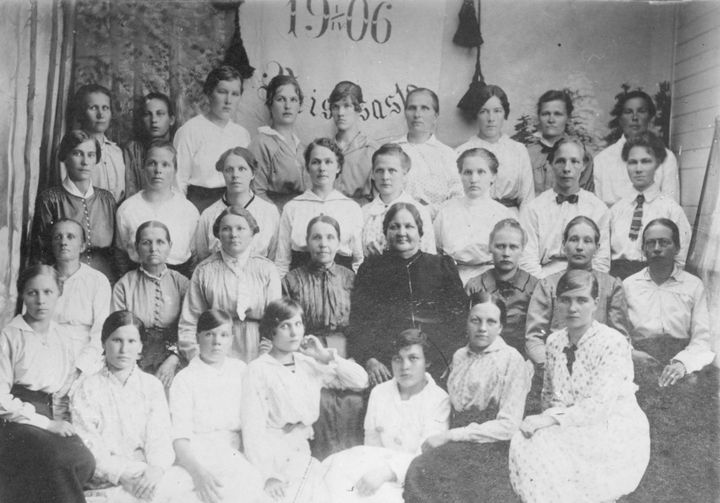 Villatehtaan ammattiosaston naisosasto lippuineen 1900-luvun alussa.