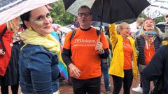 Viime vuonna Pride-tapahtuman kulkuueeseen osallistui runsaasti JYU:n opiskelijoita ja henkilökuntaa. Kuvassa toiminnanjohtaja Minna Oinas (JYY) ja rehtori Keijo Hämäläinen.