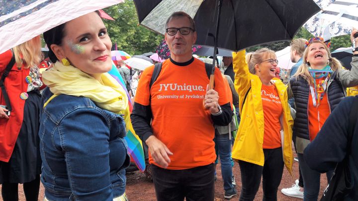 Viime vuonna Pride-tapahtuman kulkuueeseen osallistui runsaasti JYU:n opiskelijoita ja henkilökuntaa. Kuvassa toiminnanjohtaja Minna Oinas (JYY) ja rehtori Keijo Hämäläinen.