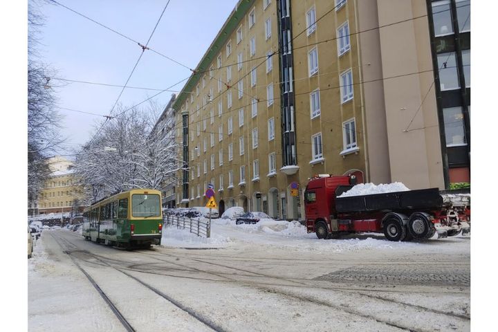 Det smala gatuutrymmet på Skepparegatan orsakar problem för spårtrafiken speciellt på vintern. Bild: Kirsikka Mattila