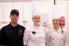 Royal Bakeryn toimitusjohtaja Veli-Matti Ahvenharju sekä Enni Rantala ja hänen avustajansa Maria Sivula ovat valmiina MM-taistoon. Kuva: Kari Jokinen