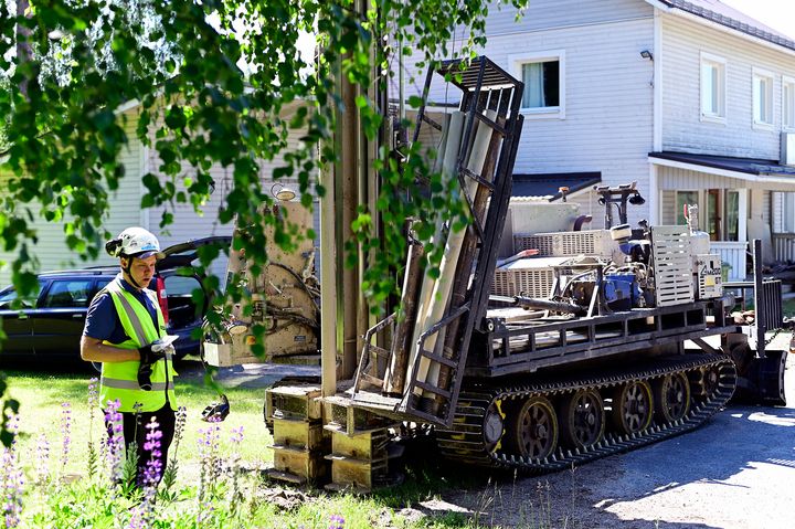 Ramboll Finlandin Jarno Lappalainen tutkimassa maaperää Kajaanissa entisen kyläkaupan tontilla. Maanäyte otetaan kairakoneella eri syvyyksistä. (Kuva: Kimmo Rauatmaa)