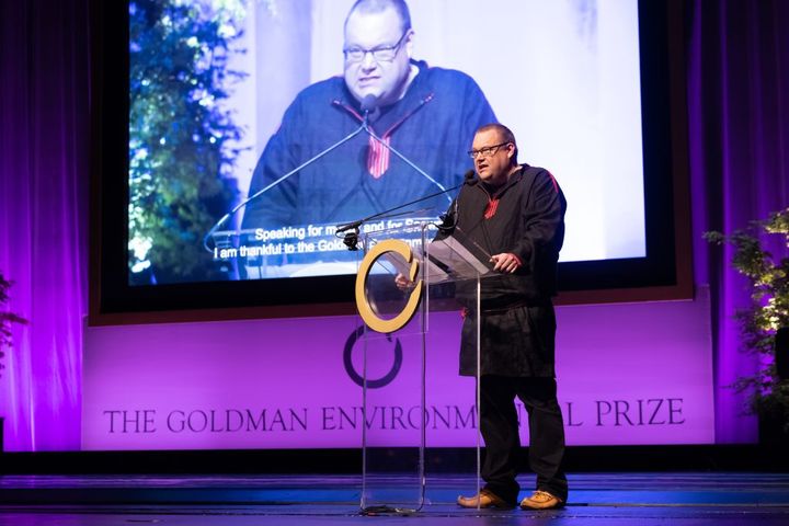 Tero Mustonen pitää palkintopuhettaan Goldman Prize -seremoniassa San Fransiscossa. Kuva: Goldman Environmental Prize
