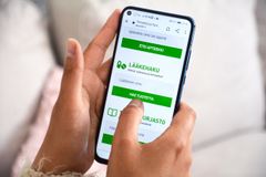 Apteekki.fi-sivuston uusi Lääkehaku-palvelu auttaa löytämään lähimmän apteekin, jossa tarvittavaa lääkettä on varastossa. Julkaisuvapaa kuvituskuva Apteekkariliitto / Taru Vanhala