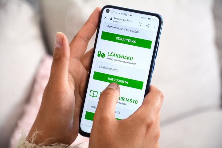Apteekki.fi-sivuston uusi Lääkehaku-palvelu auttaa löytämään lähimmän apteekin, jossa tarvittavaa lääkettä on varastossa. Julkaisuvapaa kuvituskuva Apteekkariliitto / Taru Vanhala