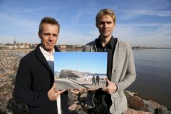 Hernesaaren sauna- ja ravintolakeitaan rakennuttajat Jasper Pääkkönen ja Antero Vartia. Kuva Juuso Syrjä