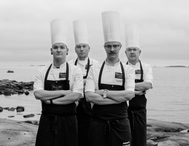 vas Suomen Bocuse d'Or -joukkueen kandidaatti Johan Kurkela, valmentaja Tommi Tuominen, edustaja Ismo Sipeläinen ja tuomari Matti Jämsén.