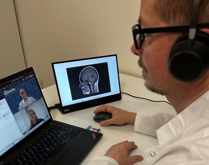 Digipalvelut osana terveydenhuoltoa ovat tulleet jäädäkseen. Etävastaanotolla voidaan tarkastella kuvia ja tutkimustuloksia asiakkaan kanssa yhdessä. Kuvassa neurologi Veli Tuomivaara. Kuvat ovat vapaasti julkaistavissa.