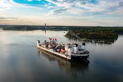 Merikaapelin lastaus tehtynä, Prysmian Groupin Cable Enterprise -alus lähdössä Pikkalasta kesällä 2021. Taustalla näkyy Pikkalan tehdas.