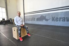 Yksinäinen mies boksilla. Keravalainen crossfit-yrittäjä Mika Forsström lähettää terveisiä valtiovallalle. (HANDOUT)