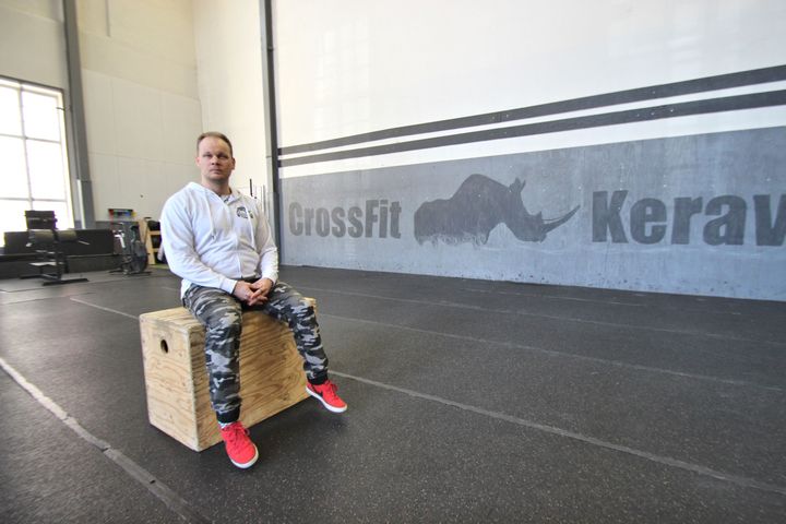 Yksinäinen mies boksilla. Keravalainen crossfit-yrittäjä Mika Forsström lähettää terveisiä valtiovallalle. (HANDOUT)
