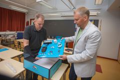 Laitila ja Pulkkinen tutkivat paketin sisältöä