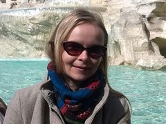 Anna Kalliola, VTT:n erikoistutkija, kehittää ligniinistä betoniteollisuuden öljypohjaisia notkistimia korvaavaa tuotetta.