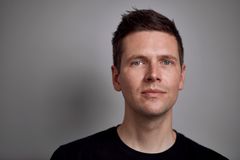 Maailman tunnetuimpiin lukeutuvan arkkitehtuuri- ja designjulkaisu Dezeenin julkaisujohtaja Max Fraser moderoi Habitare Pron vastuullisuuteen liittyvät paneelikeskustelut keskiviikkona 13.9. ja torstaina 14.9. Keskustelut ovat avoimia kaikille Habitaren kävijöille.