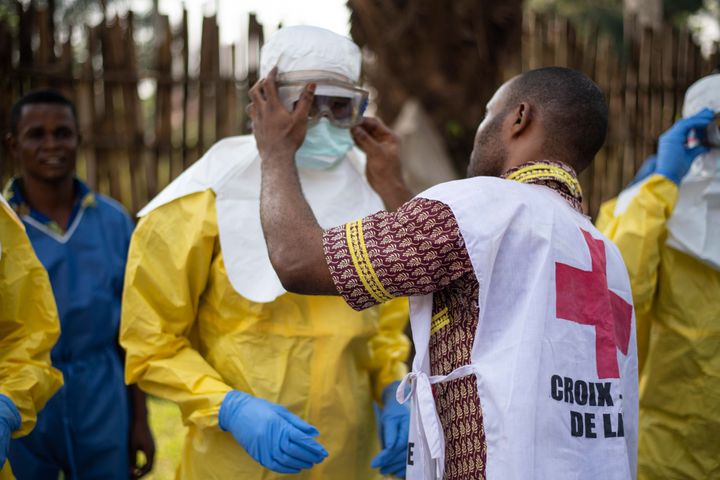 Kongon Punaisen Ristin vapaaehtoiset harjoittelevat suojavarusteiden käyttöä. Corrie Butler / Punaisen Ristin ja Punaisen Puolikuun kansainvälinen liitto (IFRC)