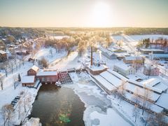 Billnäsin idyllinen ruukkimiljöö vaikuttaa rauhalliselta mutta todellisuudessa kylä on täynnä elämää.  KUVA: JOHAN LJUNQVIST/MULTIFOTO