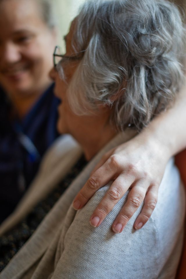 Hoitaja ja ikäihminen yhdessä Attendo-kodissa