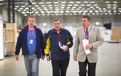 Hallimestari Vesa Hynynen (vas.), vahtimestari Risto Jaakkola ja hallipalvelupäällikkö Pertti Mörö kierroksellaan. Perusteellinen turvallisuustarkastus ennen jokaisen tapahtuman avaamista kuuluu Messukeskuksen perusrutiineihin.