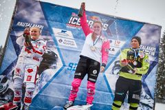 Naisten kisan voitti kanadan Jacqueline Legere (kesk) ennen sveitsiläistä Anais Morandia (vas) ja Itävaltalaista Veronika Windischiä (oik) Photocredit: Andreas Schaad / Red Bull Content Pool