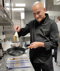 Michelin-tähtikokki Sauli Kemppaisen reseptissä  "Täytetyt Frex-krepit keltuaiskastikkeella" Frex-munat ovat pääosassa. Kuva: Heikki Kähkönen.