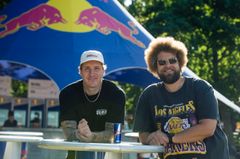 Tapahtuman juontajakaksikko Köpi ja Viki. Kuvaaja: Victor Engström / Red Bull Content Pool.