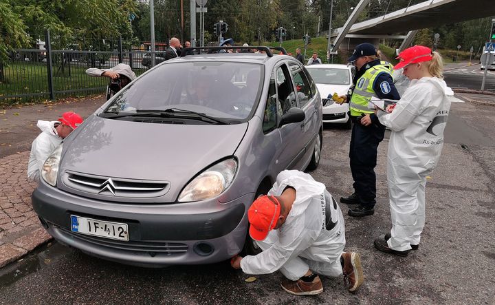 Denna hösts däckratsiakampanj framskrider med tonvikt på information. Kampanjens öppningsratsia arrangerades i Helsingfors 9.9.2019 såsom uppvisningsratsia på Nordenskiöldsgatan vid Auroraporten. (Bild: Valentina Ahlavuo)