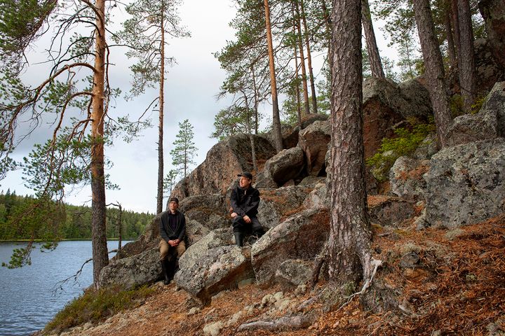 IC-98 eli Visa Suonpää ja Patrik Söderlund Kuivajärven rantakalliolla syksyllä 2019. Kuva: Ulla Taipale, 2019